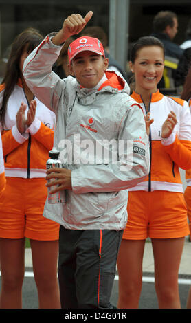 Britische Formel1-Fahrer Lewis Hamilton von McLaren Mercedes Gesten in der Fahrer-Parade vor Beginn des dem Formular einen Grand Prix von Belgien in Spa-Francorchamps Rennen verfolgt in Belgien, 7. September 2008. Foto: Carmen Jaspersen Stockfoto