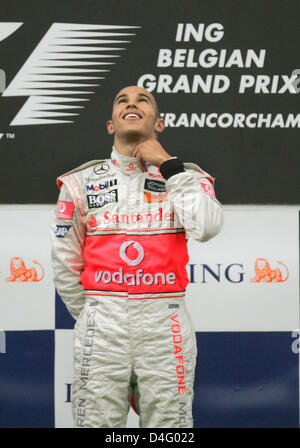 Britische Formel1-Fahrer Lewis Hamilton von McLaren Mercedes feiert auf dem Podium, nachdem das Formular einen Grand Prix von Belgien in Spa-Francorchamps Rennen gewann in Belgien, 7. September 2008 verfolgt. Foto: Roland Weihrauch Stockfoto