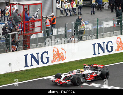 Britische Formel1-Fahrer Lewis Hamilton von McLaren Mercedes des Zieleinlaufes in das Formular ein Grand Prix von Belgien in Spa-Francorchamps Rennen vorbei Bahnen in Belgien, 7. September 2008. Foto: Roland Weihrauch Stockfoto