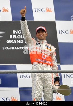 Britische Formel1-Fahrer Lewis Hamilton von McLaren Mercedes feiert auf dem Podium, nachdem das Formular einen Grand Prix von Belgien in Spa-Francorchamps Rennen gewann in Belgien, 7. September 2008 verfolgt. Foto: Carmen Jaspersen Stockfoto