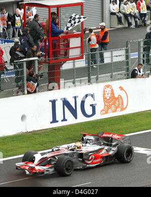 Britische Formel1-Fahrer Lewis Hamilton von McLaren Mercedes des Zieleinlaufes in das Formular ein Grand Prix von Belgien in Spa-Francorchamps Rennen vorbei Bahnen in Belgien, 7. September 2008. Foto: Roland Weihrauch Stockfoto