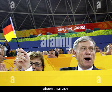 German President Horst Koehler (R) und seine Frau Eva Luise genießen die Track cycling Wettbewerben der Paralympischen Spiele 2008 auf der Radrennbahn in Peking, China, 7. September 2008. Koehler besucht derzeit China für drei Tage im Rahmen seiner Asien-Reise. Foto: Wolfgang Kumm Stockfoto