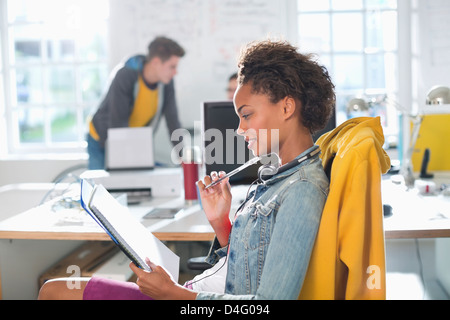 Geschäftsfrau, die Notizen am Schreibtisch Stockfoto