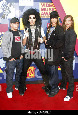 Gustav Schaefer (L-R), Bill Kaulitz und Tom Kaulitz, Georg Listing der deutschen Band "Tokio Hotel" kommen in den 2008 MTV Video Music Awards in den Paramount Studios in Hollywood, Los Angeles, USA, 7. September 2008. Foto: Hubert Boesl Stockfoto