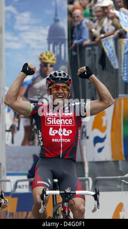 Australischer Radrennfahrer Robbie McEwen von Team Silence-Lotto jubilates nach gewinnen die "Vattenfall Cyclassics" in Hamburg, Deutschland, 7. September 2008. Das Pro-Tour-Rennen über 213,7 Kilometern führte durch Hamburg und Umgebung. Foto: Marcus Brandt Stockfoto