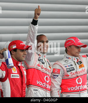 Brasilianischer Formel-1-Fahrer Felipe Massa (L) von Ferrari, britischen Lewis Hamilton (C) of McLaren Mercedes und seine Finish Team Mate Heikki Kovalainen (R) Pose nach dem Zeittraining für die Formel 1 Grand Prix von Belgien in Spa-Francorchamps, Belgien, 6. September 2008. Hamilton machte die minimale Zeit und startet von der Pole-Position. Foto: Roland Weihrauch Stockfoto