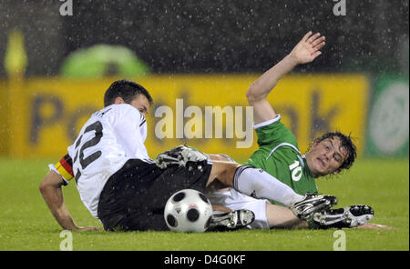 Deutschlands U21, die internationale Marc-Andre Kruska (L) für den Ball mit Nordirlands Philip Lowry wetteifert, während der Europameisterschaft unter 21 Gruppe 9 Qualifikationsspiel Deutschland Vs Nordirland im Stadion am Zoo in Wuppertal, Deutschland, 5. September 2008. Deutschland besiegt Nordirland 3: 0. Foto: Achim Scheidemann Stockfoto