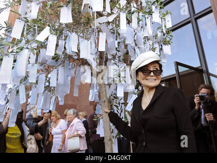 Japanisch-US-Künstler Yoko Ono Lächeln neben ihrer Installation "Wunschbaum" Kunst Halle Bielefeld, Deutschland, 9. September 2008. Ono kamen nach Bielefeld zu einer Pressekonferenz über ihre Ausstellung "Zwischen Himmel und mein Kopf" auf dem Display vom 24. August bis 16 November. Foto: Bernd Thissen Stockfoto