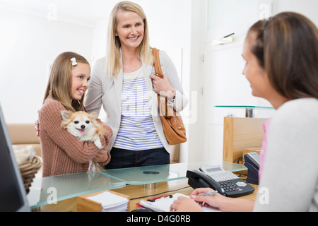 Hund zum Tierarzt bringen Besitzer ist Chirurgie Stockfoto