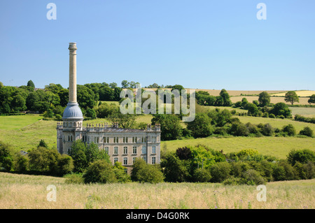 Im Tal am westlichen Stadtrand von Chipping Norton ist der imposante Bliss Tweed Mühle, erbaut von Cotswold Stone im Jahre 1872, nachdem das frühere Gebäude durch einen Brand (verursacht durch einen explodierenden Kessel) zerstört worden war. Trotz des Habens eines prominenten zentralen Kamins, wollte der Mühlenbesitzer, William Bliss, das Gebäude ähnelt einem Landsitz inmitten eines Parks. Der Architekt eingesetzt, um die Arbeit zu übernehmen war George Woodhouse aus Lancashire, die Gestaltung von Mühlen und Fabriken spezialisiert. Das Gebäude verbunden einmal mit der Bahn an die Hauptstrecke im Besitz von Oxford, Worcester und Wolverhampton Railway Company Stockfoto