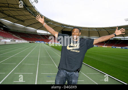 US-Hürdenläufer David Oliver, der die Bronzemedaille bei den Olympischen Spielen 2008 in Peking, China, posiert für die Fotografen in "Mercedes-Benz Arena" in Stuttgart, Deutschland, 10. September 2008. Oliver läuft die 110 m-Hürdenlauf der IAAF (International Association of Athletics Federations) Leichtathletik Welt endgültig am 14. September 2008. Foto: Bernd Weissbrod Stockfoto