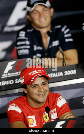 Brasilianischer Formel-1-Pilot Felipe Massa der Scuderia Ferrari (vorne) und deutsche Formel1-Fahrer Nico Rosberg Williams-Toyota (oben) Lächeln während der offiziellen FIA Pressekonferenz auf der Rennstrecke Autodromo Nazionale di Monza in Monza, Italien, 11. September 2008. Die Formel 1 Grand Prix von Italien wird am 14. September 2008 stattfinden. Foto: Felix Heyder Stockfoto