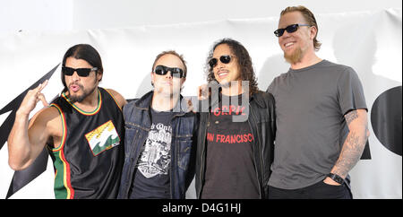 Die Mitglieder der US-thrash-Metal-Band Metallica, (L-R) Bassist Robert Trujillo, Schlagzeuger Lars Ulrich, lead-Gitarrist Kirk Hamett und Gitarrist/Sänger James Hetfield, darstellen, da sie zu einer Pressekonferenz in Berlin, Deutschland, 12. September 2008 eintreffen. Die Band wird später am Abend mit "O2 World" 17.000 Menschen erwartet Promting ihr neues Album "Death Magnetic" erbringen. Einnahmen Stockfoto