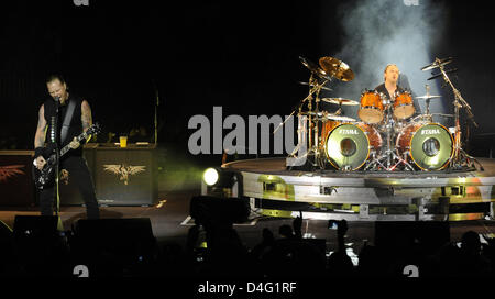 Die Mitglieder der US-thrash-Metal-Band Metallica, Lars Ulrich (R) Schlagzeuger und Gitarrist/Sänger James Hetfield (L) führen in der "O2 World" in Berlin, Deutschland, 12. September 2008. Die Band spielte auf 17.000 Menschen zur Förderung ihres neuen Albums "Death Magnetic". Einnahmen der Ticketverkauf werden zu Deutsch Heart Institute Berlin (implantiert) gespendet. Foto: BRITTA PEDERSEN Stockfoto