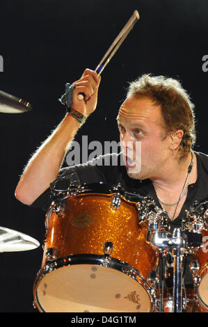 Der USA thrash-Metal-Band Metallica, mit Schlagzeuger Lars Ulrich, führt in der "O2 World" in Berlin, Deutschland, 12. September 2008. Die Band spielte auf 17.000 Menschen zur Förderung ihres neuen Albums "Death Magnetic". Einnahmen der Ticketverkauf werden zu Deutsch Heart Institute Berlin (implantiert) gespendet. Foto: BRITTA PEDERSEN Stockfoto