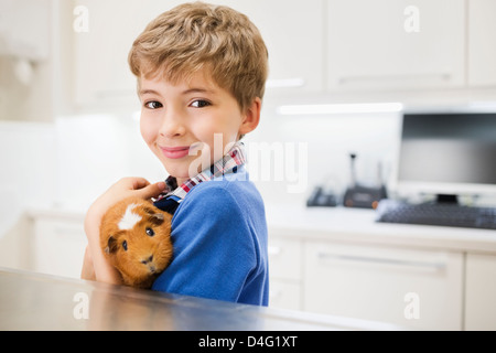 Boy Holding Meerschweinchen Tierarzt Chirurgie Stockfoto