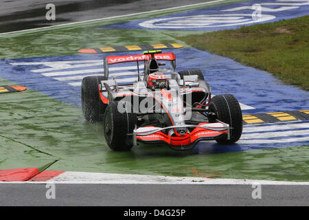 Finnische Formel-1-Pilot Heikki Kovalainen McLaren Mercedes schneidet die erste Schikane in der Formel 1 Grand Prix von Italien auf Autodromo Nazionale di Monza-Rennstrecke in Monza, Italien, 14. September 2008. Foto: Jens Büttner Stockfoto