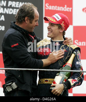 Deutsche Formel1-Fahrer Sebastian Vettel von Scuderia Toro Rosso-Ferrari (R) und Torro Rosso Mitinhaber österreichischen Gerhard Berger (L) feiern den Formel 1 Grand Prix von Italien auf Autodromo Nazionale di Monza-Rennstrecke in Monza, Italien, 14. September 2008 zu gewinnen. Foto: Felix Heyder Stockfoto