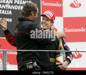 Deutsche Formel1-Fahrer Sebastian Vettel von Scuderia Toro Rosso-Ferrari (R) und Torro Rosso Mitinhaber österreichischen Gerhard Berger (L) feiern den Formel 1 Grand Prix von Italien auf Autodromo Nazionale di Monza-Rennstrecke in Monza, Italien, 14. September 2008 zu gewinnen. Foto: Felix Heyder Stockfoto