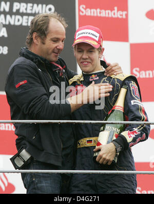 Deutsche Formel1-Fahrer Sebastian Vettel von Scuderia Toro Rosso-Ferrari (R) und Torro Rosso Mitinhaber österreichischen Gerhard Berger (L) feiern den Formel 1 Grand Prix von Italien auf Autodromo Nazionale di Monza-Rennstrecke in Monza, Italien, 14. September 2008 zu gewinnen. Foto: Felix Heyder Stockfoto