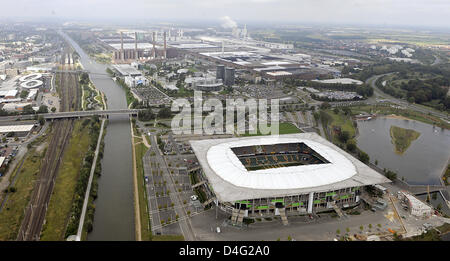 Die Luftaufnahme zeigt die Volkswagen-Arena in Wolfsburg, Deutschland, 12. September 2008. Das Stadion befindet sich zwischen Midland Kanal (L) und "Allersee" See. Das Volkswagen-Werk ist im Hintergrund abgebildet. Foto: Jochen Luebke Stockfoto