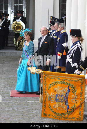 Niederländischen Prinzessin Margriet und Pieter van Vollenhoven Ehemannes laufen Sie vor Ehre Wachen an der Rittersaal in den Haag, Niederlande, 16. September 2006. Am Tag des Prinzen machte Königin Beatrix eine Tour in die goldene Kutsche aus ihrem Palast, das Parlament in den Haag für die traditionelle Eröffnung des Parlaments. Foto: Albert Nieboer (Achtung: Niederlande heraus!) Stockfoto