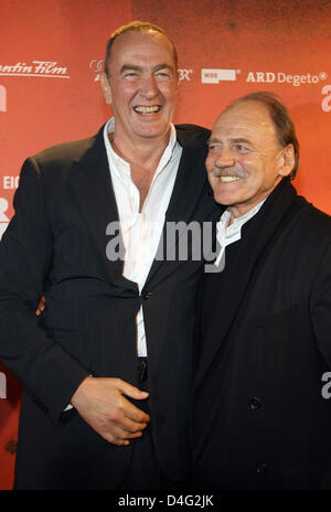Produzent Bernd Eichinger (L) und Schauspieler Bruno Ganz kommen bei der Premiere ihres Films "Der Baader Meinhof Komplex" ("der Baader Meinhof Komplex") in München, Deutschland, 16. September 2008. Der Film basiert auf dem Sachbuch von Stefan Aust und erzählt die Geschichte der westdeutschen Terrorgruppe Rote Armee Fraktion (RAF) der 1970er Jahre. Ganz Stars wie der Direktor des föderalen Crim Stockfoto