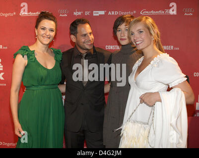 Schauspielern Martina Gedeck (L-R), Moritz Bleibtreu, Johanna Wokalek und Nadja Uhl kommen bei der Premiere ihres Films "Der Baader Meinhof Komplex" ("der Baader Meinhof Komplex") in München, Deutschland, 16. September 2008. Der Film basiert auf dem Sachbuch von Stefan Aust und erzählt die Geschichte der westdeutschen Terrorgruppe Rote Armee Fraktion (RAF) der 1970er Jahre. Bleibtreu Stars wie Stockfoto