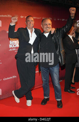 Director Uli Edel (R) und Produzent Bernd Eichinger jubeln, als sie bei der Premiere ihres Films "Der Baader Meinhof Komplex" ("der Baader Meinhof Komplex") in München, Deutschland, 16. September 2008 kommen. Der Film basiert auf dem Sachbuch von Stefan Aust und erzählt die Geschichte der westdeutschen Terrorgruppe Rote Armee Fraktion (RAF) der 1970er Jahre. Der Film beginnt in den Kinos auf 25 Stockfoto