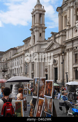 Das Foto zeigt die Piazza Navona mit der Kirche Sant' Agnese in Agone, einer der schönsten Plätze Roms, Rom, Italien, 4. Mai 2008. Der Beinamen "in Agone" - in der Arena - erinnert an die antiken Zirkus Domitian auf dem Grundriss von denen des heutigen Platzes gebaut ist. Das Quadrat wird durch viele Touristen und somit ein Handelszentrum für lokalen Maler, Künstler und wenig Spiel besucht. Stockfoto