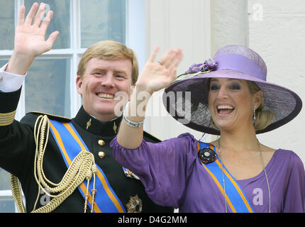 Niederländischen Kronprinzen Willem-Alexander und seine Frau Kronprinzessin Maxima winken vom Balkon des Palastes Noordeinde in den Haag, Niederlande, 16. September 2008. Am Tag des Prinzen machte Königin Beatrix eine Tour in die goldene Kutsche aus ihrem Palast, dem Parlament in den Haag für seine traditionelle Eröffnung. Foto: Patrick van Katwijk Stockfoto