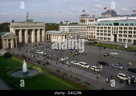 Das Foto zeigt Pariser Platz mit Brandenburger Tor (L) und im Hintergrund, der Reichstag (R) in Berlin, Deutschland, 16. September 2008. Das Bild wurde vom Balkon der Akademie der Künste aufgenommen. Foto: Tim Brakemeier Stockfoto