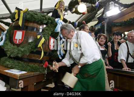 Münchens Oberbürgermeister Christian Ude tippt das erste Fass Bier auf dem 175. Oktoberfest auf "Theresienwiese" in München, Deutschland, 20. September 2008. Die "Wiesn" ist das weltweit größte Volksfest. Es wird bis zum 5. Oktober 2008 stattfinden. In den 16 Tagen des Oktoberfestes sind rund 6 Millionen Besucher erwartet. Foto: Andreas Gebert Stockfoto