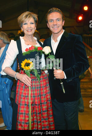 Moderatorin Carolin Reiber (L) und Sänger Stefan Mross sind im Bild während der Generalprobe der deutschen TV-Sendung "Musikantenstadl" moderiert von Moderator Andy Borg in "Olympiahalle" in München, Deutschland, 19. September 2008. Die Show wird am 20. September 2008 bei 20:15 auf deutschen TV-Sender "Das Erste" ("The First") übertragen werden. Foto: Volker Dornberger Stockfoto