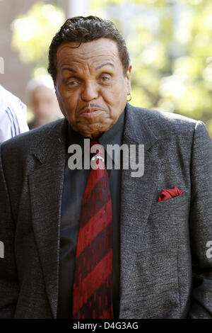 Joe Jackson, Vater des Musikers Michael Jackson, kommt um Burger in einem McDonalds Filiale in Hamburg, Deutschland, 20. September 2008 zu verkaufen. Der Erlös von Jacksons einstündige Verkauf nutzen die McDonald's Kinderhilfe Stiftung. Foto: Sebastian Widmann Stockfoto