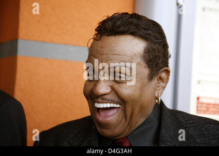 Joe Jackson, Vater des Musikers Michael Jackson, kommt um Burger in einem McDonalds Filiale in Hamburg, Deutschland, 20. September 2008 zu verkaufen. Der Erlös von Jacksons einstündige Verkauf nutzen die McDonald's Kinderhilfe Stiftung. Foto: Sebastian Widmann Stockfoto