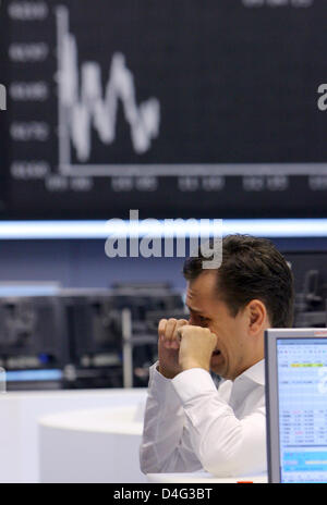 Ein Aktienhändler wischt seine Augen auf dem Boden der Umgang der Börse in Frankfurt Main, Deutschland, 22. September 2008. Nach dem letzten beruhigte hektischen Woche Verfahren an der Deutschen Börse Handel sich zu Beginn der neuen Woche. Aktienindizes DAX Familie begann Trotz turbulenter Zitate fast unverändert. Foto: Arne Dedert Stockfoto