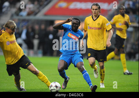 Hoffenheim Nigerian Chinedu Ogbuke Obasi (C) kämpft um den Ball gegen die Dortmunder Marcel Schmelzer (L) und Neven Subotic während der Bundesliga Spiel 1899 Hoffenheim Vs Borussia Dortmund bei "Carl-Benz-Stadion" in Mannheim, Deutschland, 21. September 2008. Hoffenheim gewann das Spiel mit 4: 1. Foto: Uli Deck Stockfoto