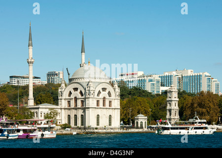 Ägypten, Istanbul, Besiktas, Bezmi Alem Valide Sultan Moschee (Dolmabahçe-Moschee) Und Uhrturm des Dolmabahce Palstes. Stockfoto