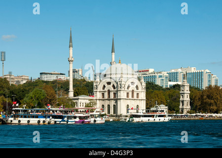 Ägypten, Istanbul, Besiktas, Bezmi Alem Valide Sultan Moschee (Dolmabahçe-Moschee) Und Uhrturm des Dolmabahce Palstes. Stockfoto