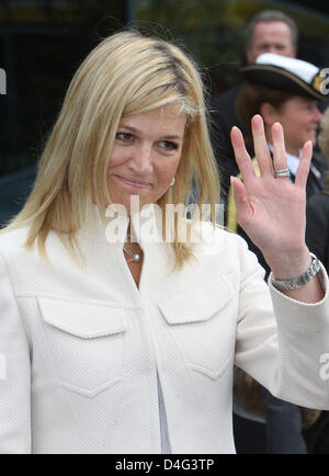 Niederländischen Kronprinzessin Maxima Wellen, wie sie eine Konferenz über Mikroversicherungen in Zeist, in der Nähe von Utrecht, Niederlande, 24. September 2008 besucht. Foto: Albert Philip van der Werf (Niederlande) Stockfoto