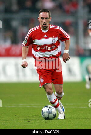 FC Bayern München Spieler Franck Ribery ist in Aktion während der deutschen Fußball-Bundes DFB-Pokal gegen 1 dargestellt. FC Nürnberg in der Allianz Arena in München, Deutschland, 24. September 2008. München gewann 2: 0. Foto: Tobias Hase Stockfoto