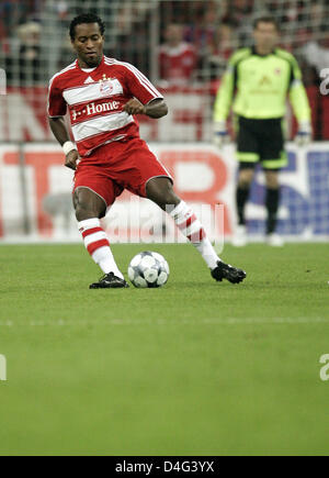 Brasilianische Ze Roberto des FC Bayern München ist in Aktion während der deutschen Fußball-Bundes DFB-Pokal gegen 1 dargestellt. FC Nürnberg in der Allianz Arena in München, Deutschland, 24. September 2008. München gewann 2: 0. Foto: Andreas Gebert Stockfoto