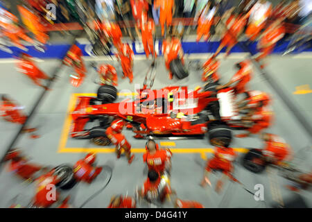 Die Boxencrew von Scuderia Ferrari übt einen Boxenstopp in der Boxengasse des Marina Bay Street Circuit in Singapur, Singapur, 25. September 2008. Singapur wird am 28. September 2008 Formel1 Straße erste Nacht-Grand Prix-Rennen veranstalten. Foto: FRANK Mai Stockfoto