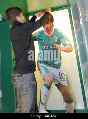 Deutsche Bundesliga-Verein Werder-Spielmacher Diego posiert mit seinem Karton ausgeschnittenen und seine Bronzemedaille bei den 2008 Olympischen Spielen Peking, im Werder Club Museum WUSEUM in Bremen, Deutschland, 25. September 2008. Diego wurde von der Club Fans Bremens Spieler der Saison gewählt und hat die Ehre, ein persönliches Stück, das WUSEUM zu spenden. Foto: CARMEN JASPERSEN Stockfoto