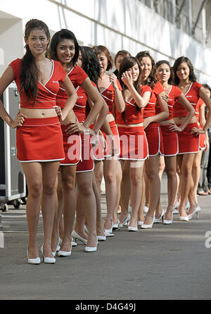 Grid Girls posieren auf der Koppel des Marina Bay Street Circuit in Singapur, Singapur, 27. September 2008. Singapur wird am 28. September 2008 Formel1 Straße erste Nacht-Grand Prix-Rennen veranstalten. Foto: Jens Büttner Stockfoto