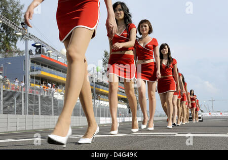 Grid Girls posieren auf der Koppel des Marina Bay Street Circuit in Singapur, Singapur, 27. September 2008. Singapur wird am 28. September 2008 Formel1 Straße erste Nacht-Grand Prix-Rennen veranstalten. Foto: Jens Büttner Stockfoto