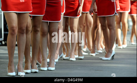 Grid Girls posieren auf der Koppel des Marina Bay Street Circuit in Singapur, Singapur, 27. September 2008. Singapur wird am 28. September 2008 Formel1 Straße erste Nacht-Grand Prix-Rennen veranstalten. Foto: Frank Mai Stockfoto