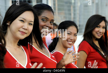 Grid Girls posieren auf der Koppel des Marina Bay Street Circuit in Singapur, Singapur, 27. September 2008. Singapur wird am 28. September 2008 Formel1 Straße erste Nacht-Grand Prix-Rennen veranstalten. Foto: Frank Mai Stockfoto