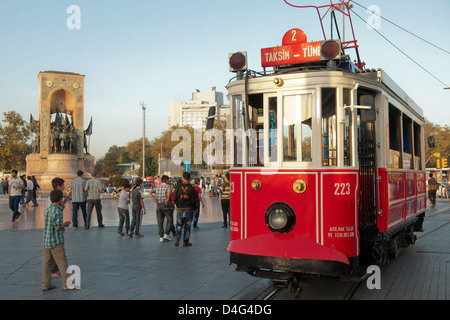 Ägypten, Istanbul Beyoglu, Taksim-Platz Mit Dem Denkmal der Republik Und Historischen Strassenbahn. Stockfoto